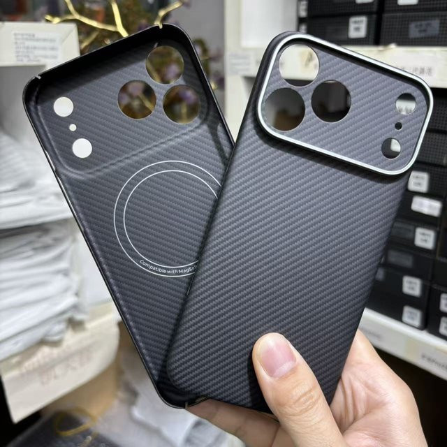 Magnetische Kevlar-Aramidfaser Schutzhülle für iPhone 17 Pro Max und iPhone 17 Pro mit MagSafe und Metall-Kameralinsen-Schutzrahmen in Schwarz - Bild 1