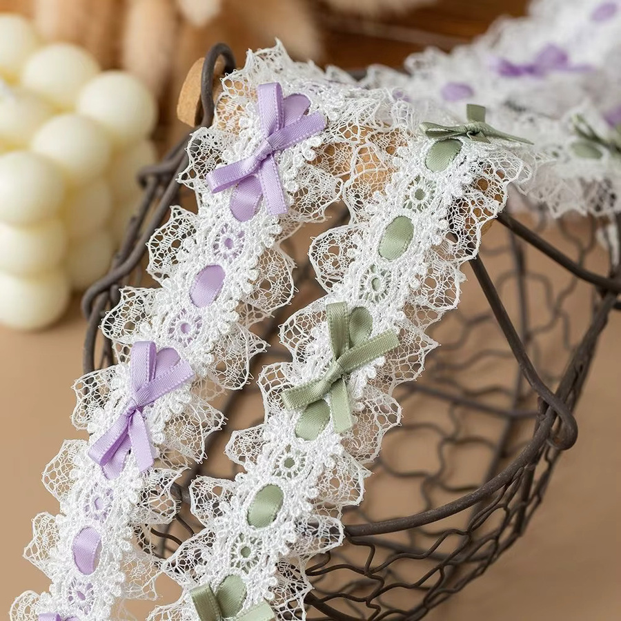 Handgefertigte weiße Spitzenborte mit Blumenmuster, Schleifen und Plissee als Rüschenband für Bastelarbeiten und Babypartys, Länge: 1 Yard - Bild 2