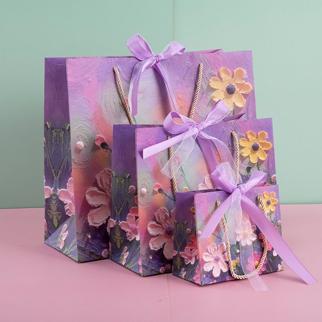 Lila Papiertüte mit Blumenmuster für Geburtstage und Festivals - Bild 1