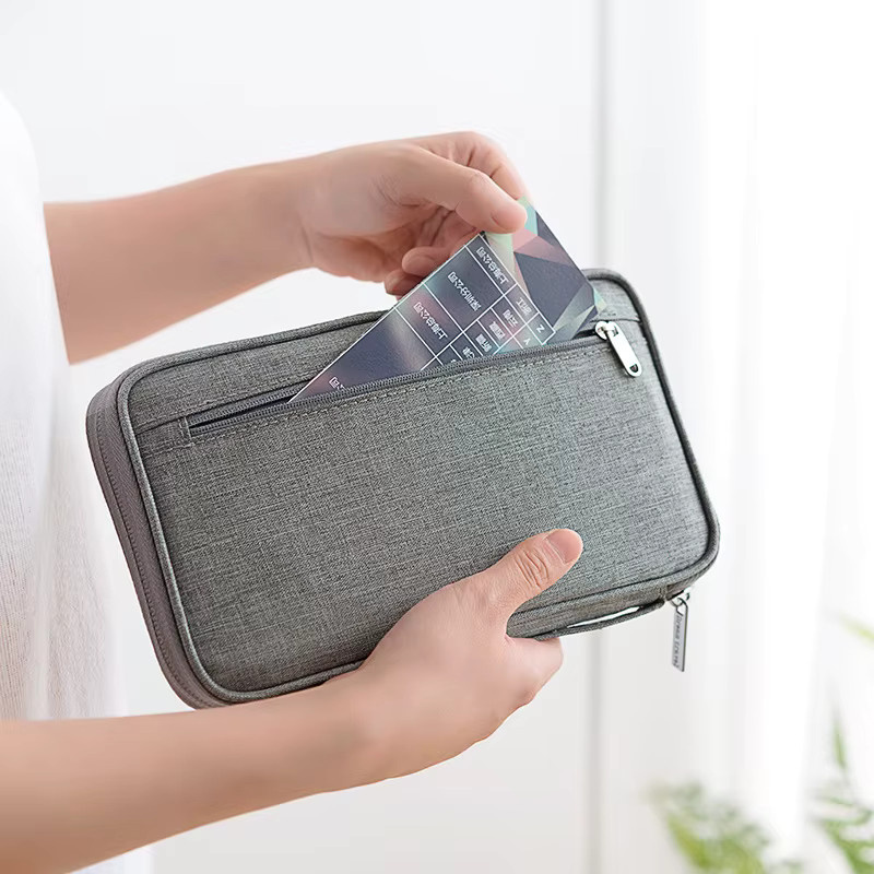 halilulu Reisebrieftasche als Familien-Passhalter in Schwarz mit wasserdichtem Dokumentenhalter und Kartenfächern aus Metall - Bild 4