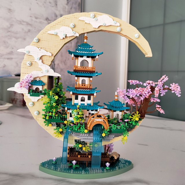 CONUSEA Mini-Bausteine Architektur Set Pfirsich Haus Pavillon mit Wasserfall und LED-Licht in Pink und Mehrfarbig - Bild 1