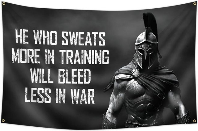 Spartanischer Krieger Wandteppich mit militärischem Zitat als motivierende Dekoration für dein Fitnessstudio und deine Männerhöhle, Farbe: Schwarz, Breite: 90 cm, Höhe: 150 cm, von JMG Household Supplies - Bild 1