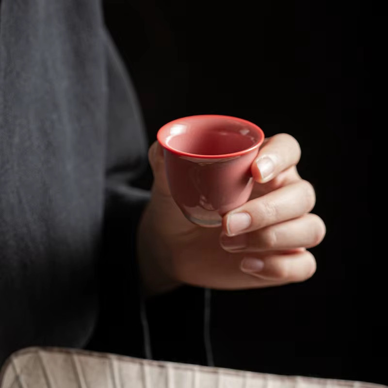 Handgefertigte chinesische Keramik-Teetasse für Gongfu-Tee in Rosa, Grün und Seladon auf rotem Ton - Bild 3