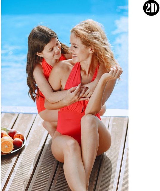 HELLOYOUNG Vintage-Blechschild Mutter-Tochter-Moment am Pool Retro Wanddekoration aus Metall in Multicolour - Bild 1