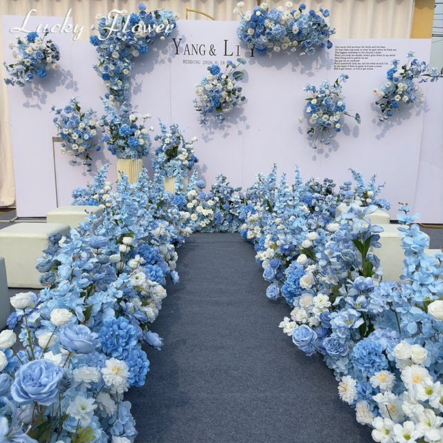 Blaue künstliche Blumenreihe für Hochzeitsdekoration als hängende Dreiecks-Blumenreihe mit Blättern und floralen Elementen - Bild 1