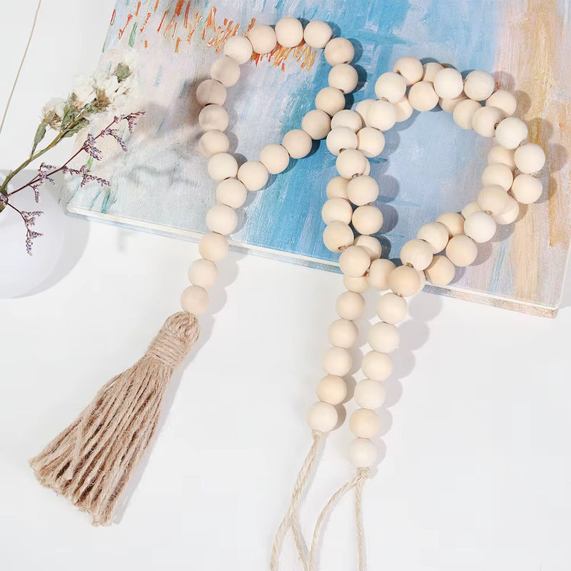 Handgefertigte Boho-Girlande aus Holzperlen und Jute-Quasten in Beige zur Wanddekoration - Bild 3