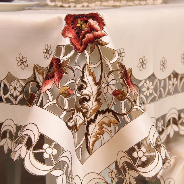 Set aus 4 cremefarbenen bestickten Tischdecken und Stuhlbezügen mit Blumenmuster für ovale Tische von Your Warm Home, Farbe: Creme/Beige/Weiß, B/T: 28 x 43 cm - Bild 1