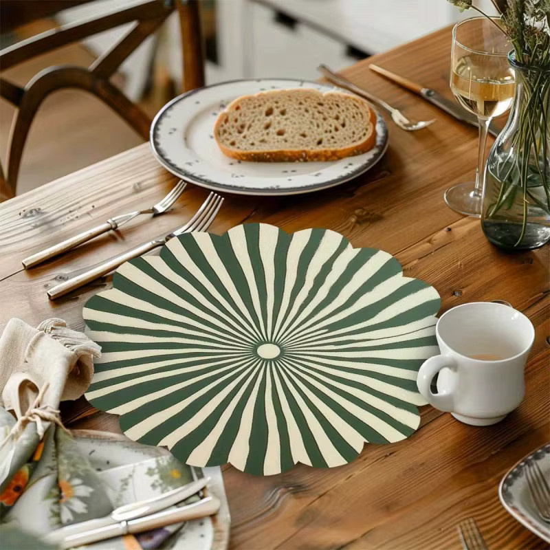 VIKAMA Vierteiliges rundes Tischset in Salbeigrün mit floralem Blumenmuster und Sonnenstrahlen-Design, hitzebeständige Tischmatten - Bild 3