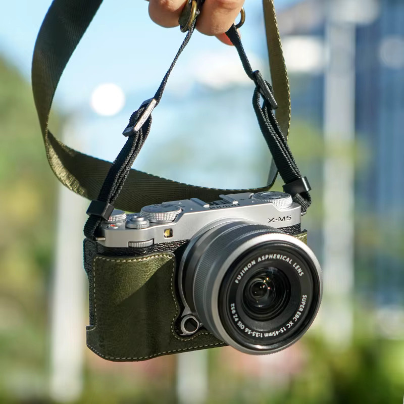 Fujifilm X-M5 Kameratasche aus Retro-Leder in Grün mit Schutzgurt und Basisabdeckung, wasserdichte halbe Hülle - Bild 2