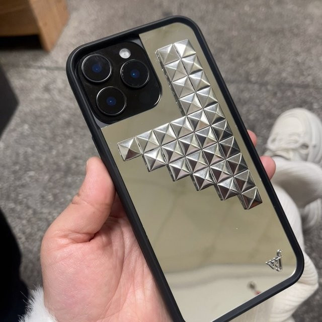 Potdemiel Handyhülle Wildflower 3D Silber mit Massivnieten für iPhone 12 bis iPhone 17 Pro Max Plus - Bild 1