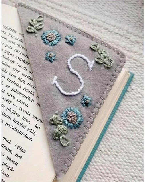 Handgesticktes Ecklesezeichen von SZwatch mit Blumen- und Buchstabenstickerei aus Filz in Grau - Bild 1