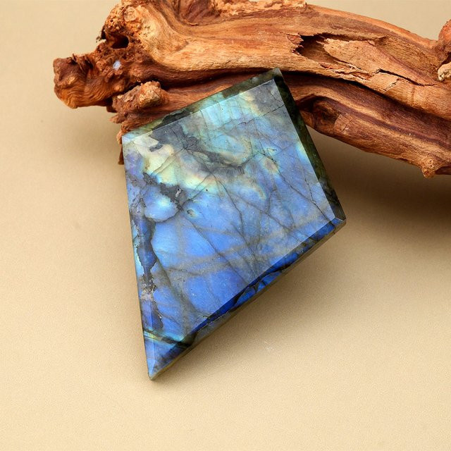 Natürlicher Labradorit Kristall in geometrischer Rautenform als blaues Mondstein Ornament zur Dekoration - Bild 1