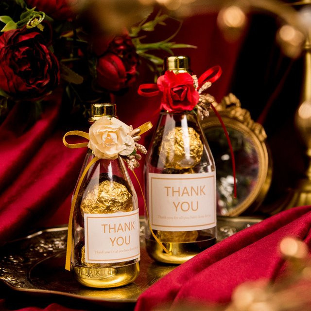 Transparente Pralinenschachtel in Champagnerflaschen-Form mit Gold-Optik aus Kunststoff für Hochzeit, Weihnachten und Geburtstage - Bild 1