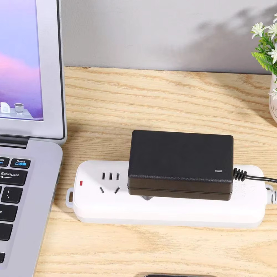 XMSJ Universal-Ladegerät 21V DC-Netzteil für Lithium-Batterien mit EU-Stecker und 5,5mm*2,1mm sowie 2,5mm Anschluss - Bild 2