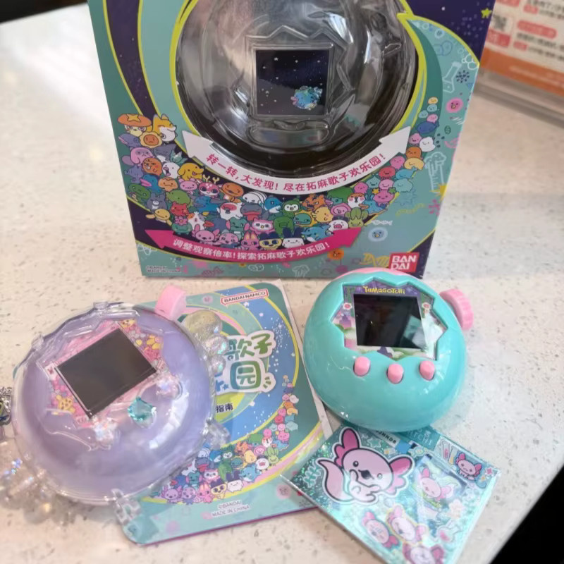 Bandai Tamagotchi Paradise Joy Park Emerald Forest Edition, elektronisches Haustierspielgerät - Bild 4
