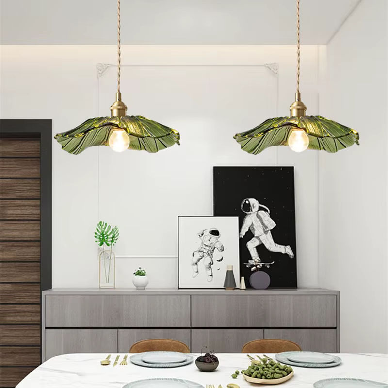 Moderne LED Anhänger Lampe von lyfs aus Kristall und Metall in Gold/Messing mit grünem Akzent für Wohnzimmer, Schlafzimmer oder Esszimmer - Bild 3