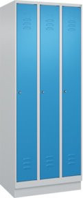 C+P Spind Classic PLUS Garderobenschrank mit 3 Abteilen, Sockel, Zylinderschloss und 3 Garderobenhaken, Farbe: Grau/Blau, H x B x T: 195 x 75 x 50 cm - Bild 1