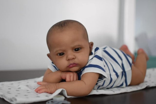 NPK Wiedergeborenes Baby, Puppe, dunkelbraune Haut, bemaltes Haar - Bild 1