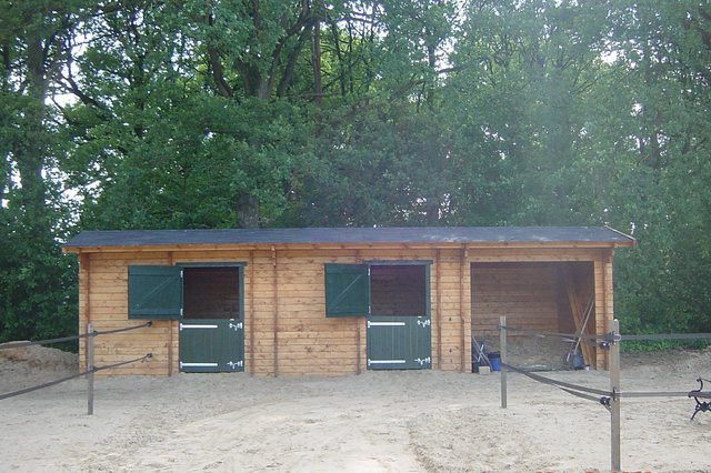 Intergard Pferdebox aus Fichtenholz in Braun, B: 10,3 m, H: 3,8 m - Bild 1