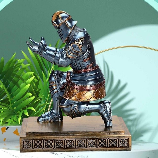 King's Guard Knight Stiftehalter aus Kunstharz als Schreibtisch-Organizer in Multicolour - Bild 1