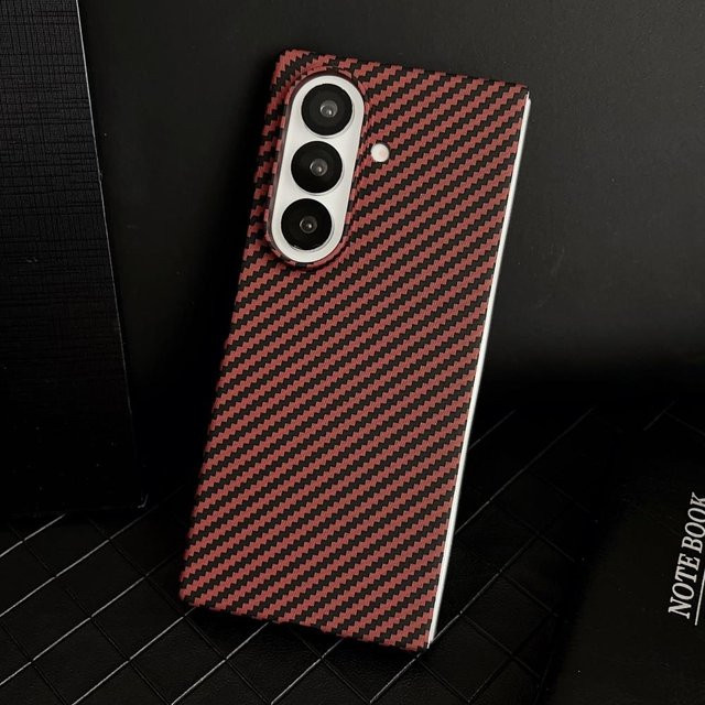 Magnetische Kohlefaser Schutzhülle für Samsung Galaxy Z Fold 7 6 5 4 3 mit integriertem Display-Schutz aus gehärtetem Glas, ultra dünne stoßfeste Hartschale aus PC, erhältlich in Schwarz, Blau und Rot - Bild 1