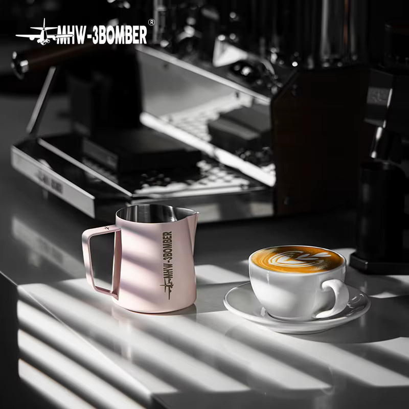 MHW-3BOMBER Milchaufschäumkrug aus Edelstahl in Silber für Cappuccino und Latte Art, 500 ml/600 ml - Bild 2