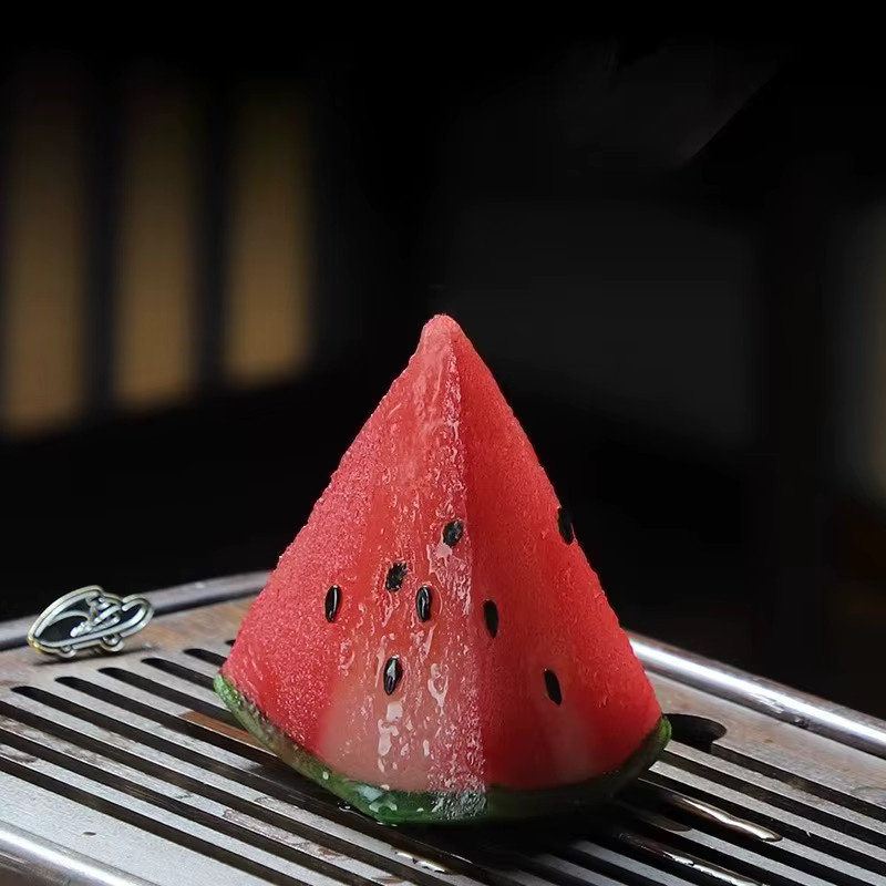 Farbwechselndes Wassermelonen-Ornament aus Harz als kreatives Tee-Deko-Element für deinen Teetisch in Rot und Multicolour - Bild 2