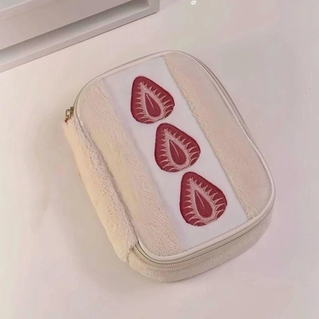 Flauschige Erdbeer-Sandwich-Aufbewahrungstasche als Kosmetiktasche und Schreibwaren-Organizer in Weiß - Bild 1