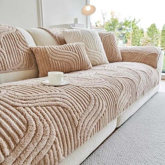 Rutschfester Sofa-Schutzbezug mit Wellenstreifen aus dickem Plüsch in Beige, 1 Kissenbezug 45 x 45 cm - Bild 1