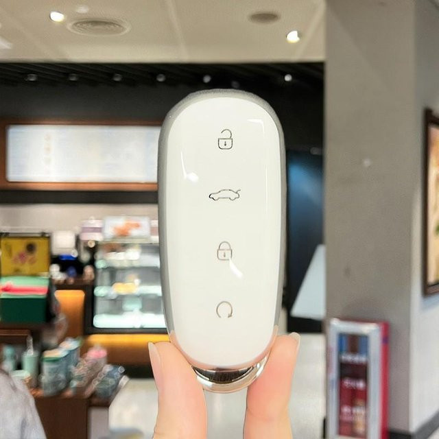 TPU Schlüsselhülle für Chery Omoda C7 7 SHS Phev 2025 2026 in Weiß mit Schlüsselanhänger - Bild 1