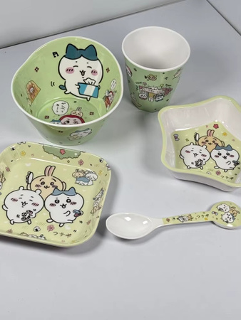 Yiji Melamin-Geschirrset für Kinder mit Schüssel, Teller, Tasse und Löffel im Usagi Hachiware Kawaii Cartoon Design, Farbe: Grün