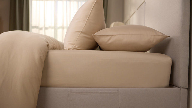 Emma Silken Mako-Satin Spannbettlaken aus Baumwolle, Beige, 200 x 200 cm - Bild 1