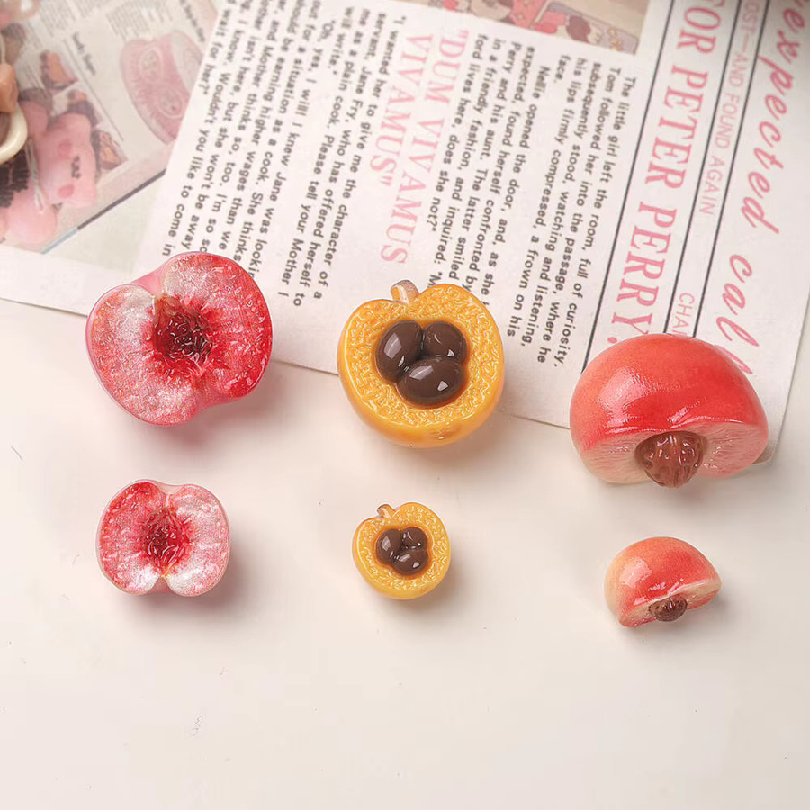 10 Stück Mini-Halbe Erdbeeren in Rot aus Kunststoff für DIY-Dekorationen und Schmuckherstellung - Bild 1