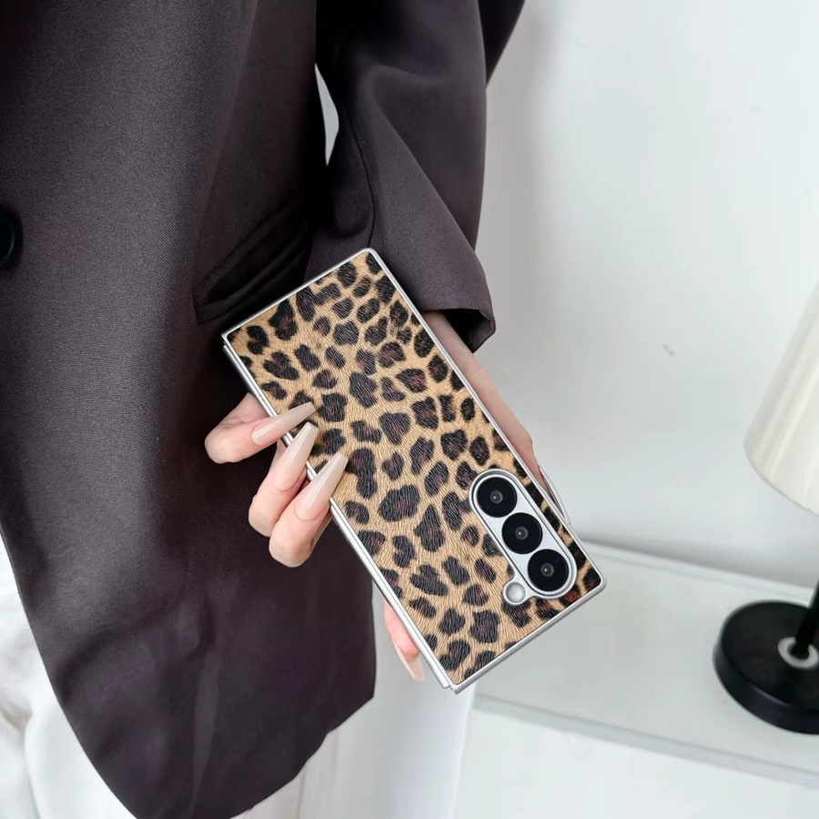 Stoßfeste Handyhülle mit Leopardenmuster und silbernem Rand für Samsung Galaxy Z Fold 7, 6, 5, 4, 3 5G in Braun und Multicolour - Bild 3
