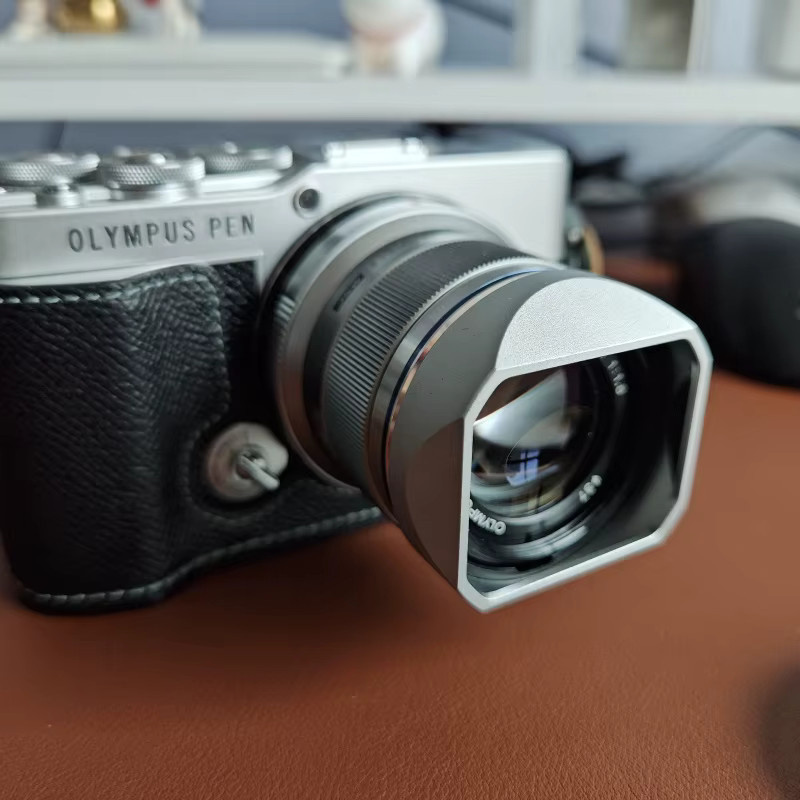 Olympus M.Zuiko Digital 45 mm F1.8 Metall-Bajonett-Gegenlichtblende in Silber mit Metallkappe - Bild 2