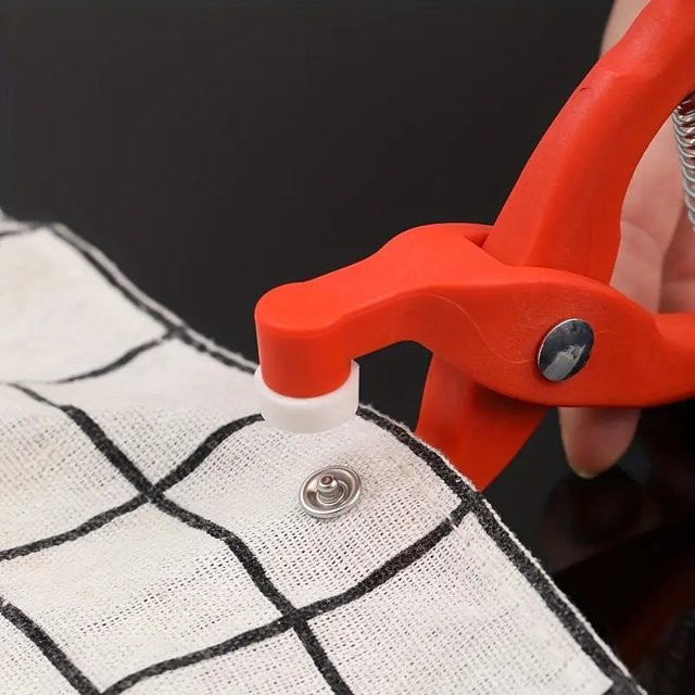 100-teiliges Druckknopf-Set in Silber mit Zange, Handpresswerkzeug und transparenter Box für Heimwerker-Projekte an Kleidung, Taschen und Hüten - Bild 1