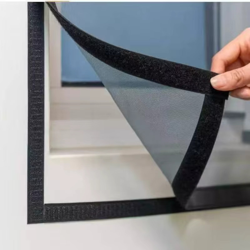 Selbstklebendes Mückenschutz-Fensterrollo in Schwarz als Insektenschutz-Moskitonetz für Fenster und Türen - Bild 2