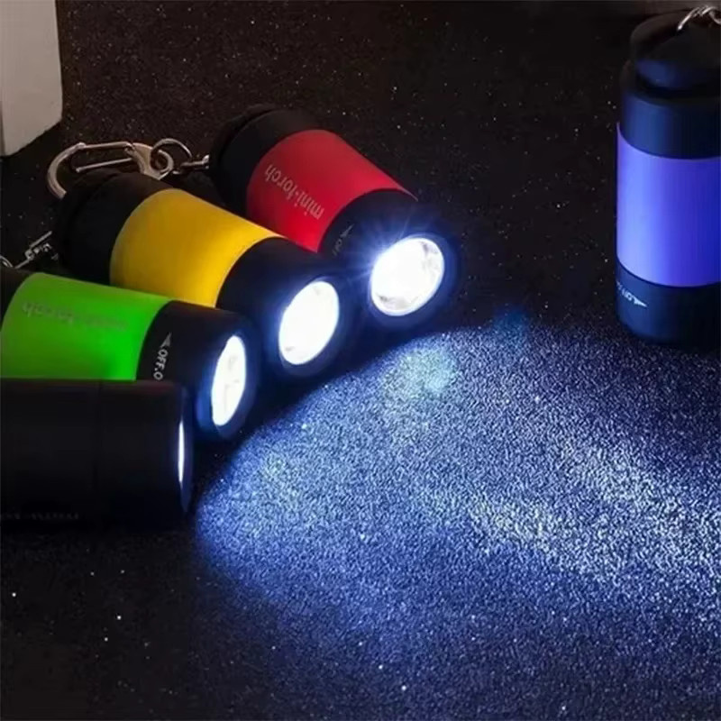 Multifunktionale Mini LED-Taschenlampe als USB-wiederaufladbarer Schlüsselanhänger in Schwarz oder Blau mit starkem Licht und wasserdichter Funktion für Outdoor, Wandern und Camping - Bild 5