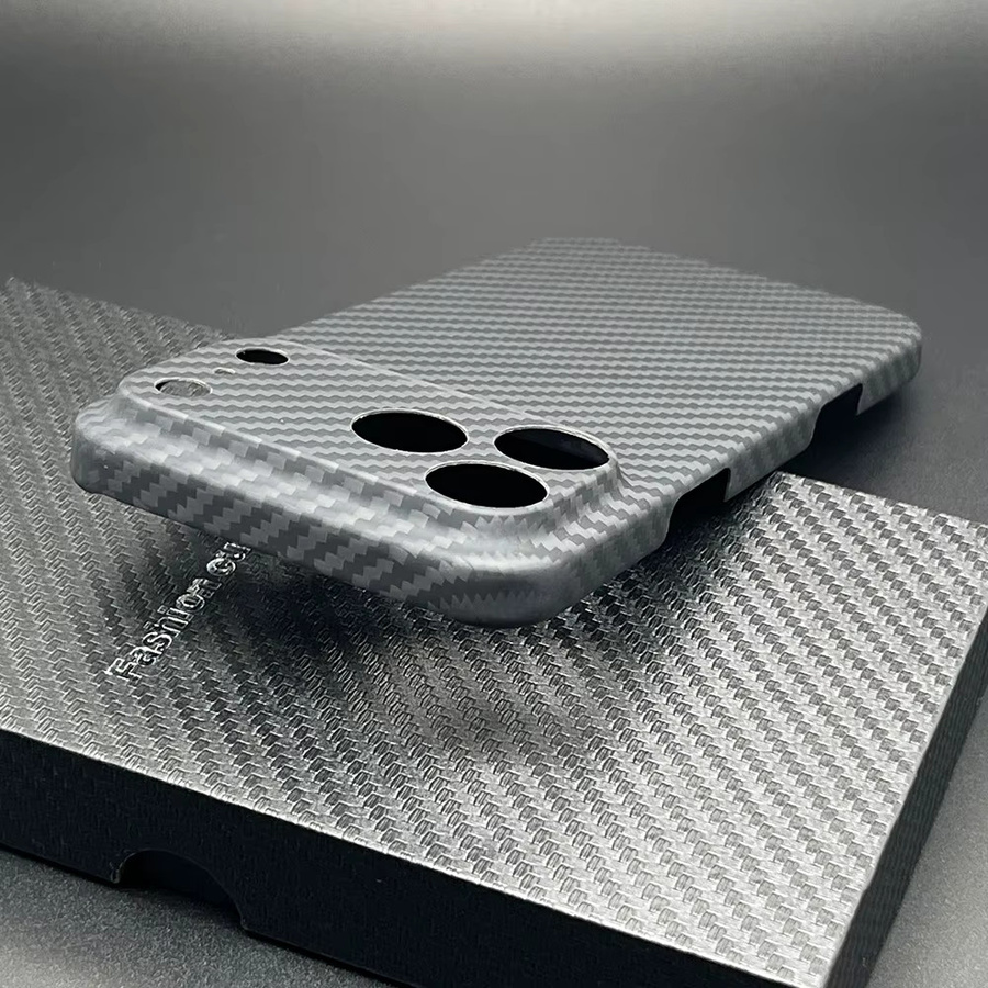 Ultra Cover Air Kohlefaser-Hülle für Apple iPhone 17 Pro Max, iPhone 16 Plus und iPhone 15 Pro in Schwarz, ultradünn und kratzfest - Bild 2