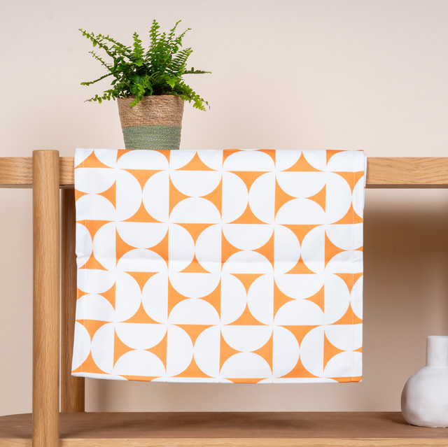 Tischläufer BLUME2000 mit floralem Retro-Muster in Weiß und Orange, pflegeleicht, Polyester, Breite: 140 cm - Bild 1