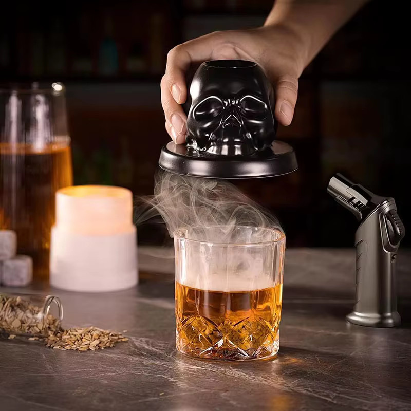 LYN&GY Totenkopf Whiskey-Rauchset aus Keramik in Schwarz mit 6 Holzchip-Aromen - Bild 2