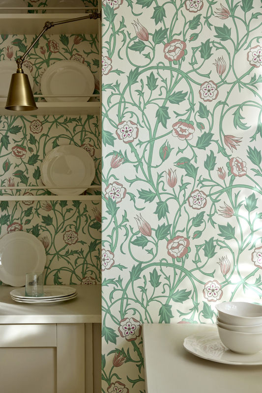 Little Greene Tapete May's Tulip - Linen Wash in Pink, Green und Multicolour mit floralem Art Nouveau Design - Bild 3