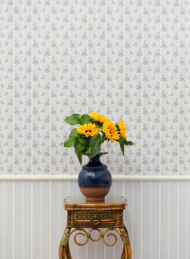 Quenin Wallpaper Mademoiselle Bleuet in Blau mit botanischem Vintage-Design aus Vlies - Bild 1