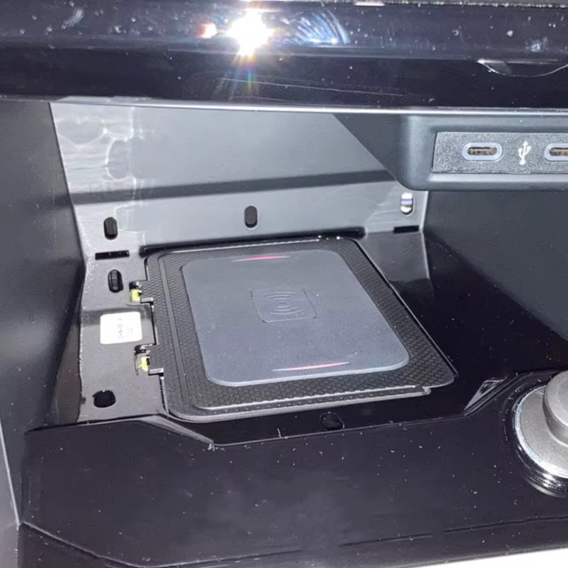 Carinway Kabelloses Auto-Ladegerät 15 W Handy-Ladepad in Schwarz für VW Jetta MK7 T-Cross T-Roc Teramont Phideon - Bild 2