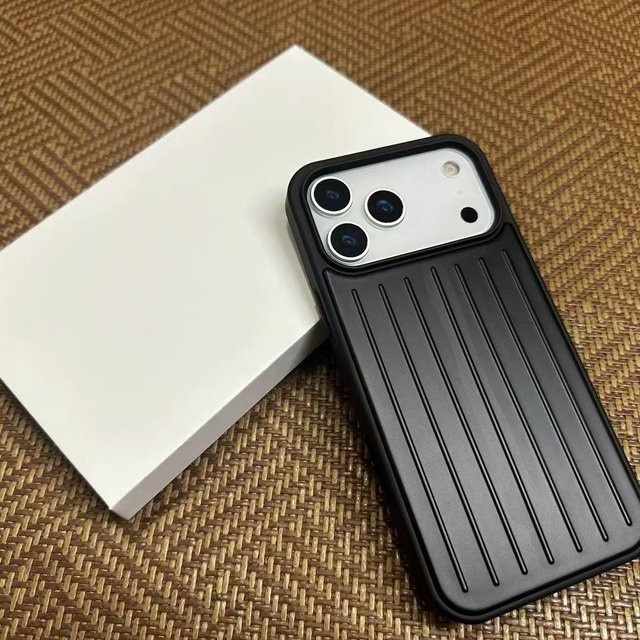 INS Stil Premium Luxus 3D Reisekoffer Handyhülle aus Aluminiumlegierung für iPhone 17 Pro Max, iPhone 16, iPhone 15, iPhone 14 und iPhone 15 Pro in Schwarz - Bild 1