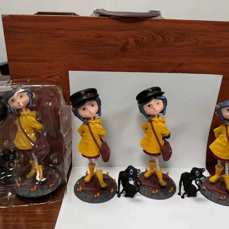 Bandai Coraline Jones Actionfigur, Gelber Regenmantel, Schwarze Katze, 20cm - Bild 3