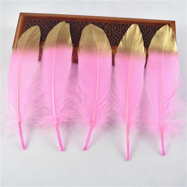 10 Stück goldene Gänsefedern in Pink für deine DIY-Dekoration und als Karnevalszubehör oder Hochzeitsmittelstück - Bild 1