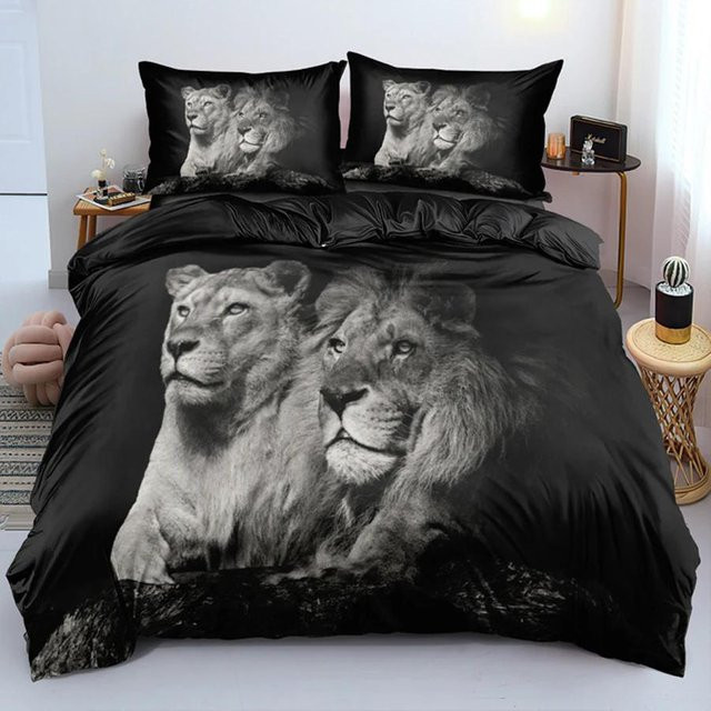 Dreiteiliges Bettwäscheset Black Lion von Your Warm Home in Schwarz, bestehend aus Bettbezug und Kissenbezügen, B/H: 228 x 228 cm, Kissenbezüge: 50 x 70 cm - Bild 1