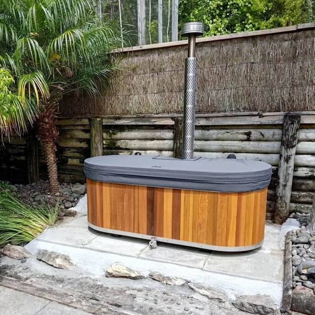 Holzbeheizter Außenwhirlpool aus Rotzedernholz für 2-4 Personen in Braun - Bild 1
