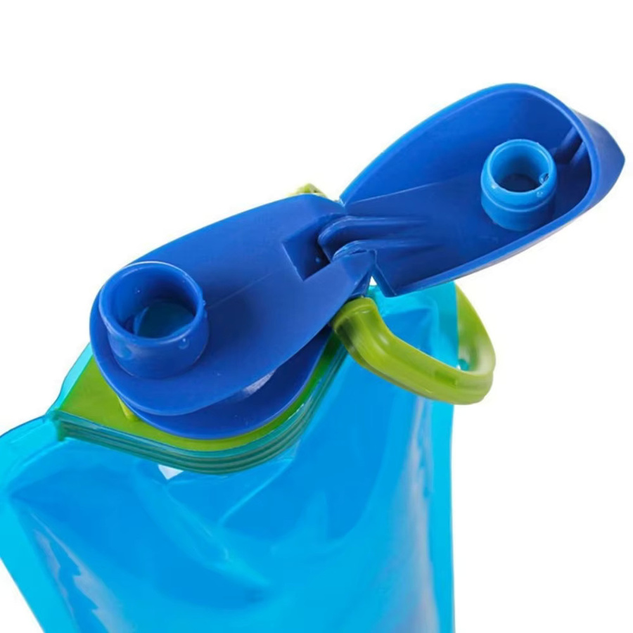 Flexible faltbare Trinkwasserflasche aus Kunststoff in Blau mit Karabinerhaken für Reisen - Bild 3